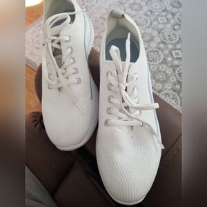 Womens size 9.5 Easy Spirit sneakers. In like new condition.
